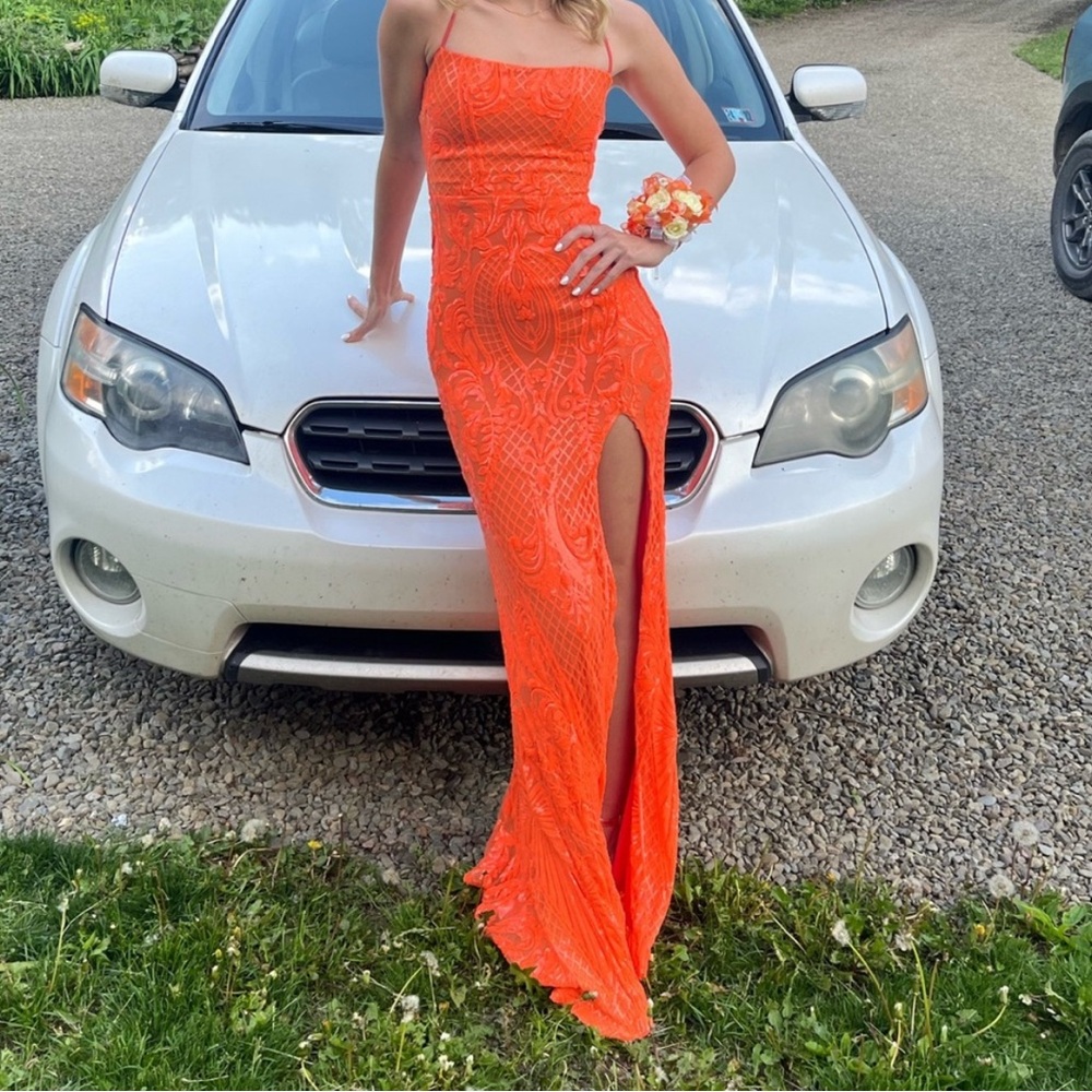 Vibrant orange XS prom dress with slit